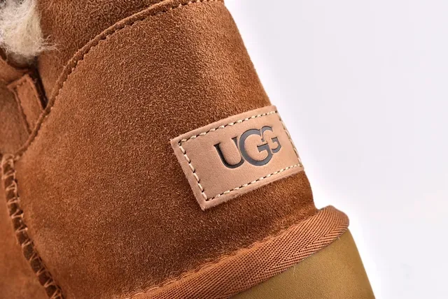 UGG Classic Mini Bottes de Neige en Daim Tan Doublées de Mouton 5