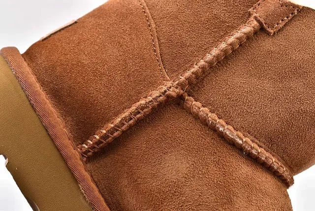 UGG Classic Mini Bottes de Neige en Daim Tan Doublées de Mouton 6