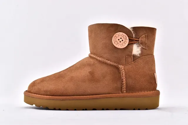 UGG Classic Mini Bottes de Neige en Daim Tan Doublées de Mouton 8