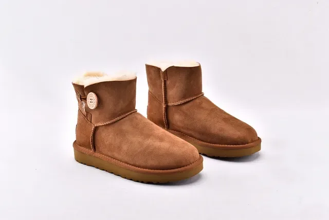 UGG Classic Mini Bottes de Neige en Daim Tan Doublées de Mouton 9