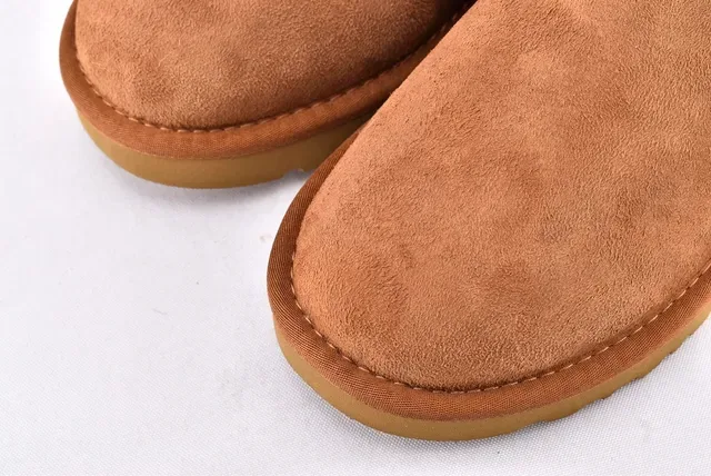 UGG Classic Mini Bottes de Neige en Daim Tan Doublées de Mouton 10