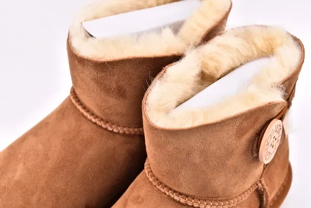 UGG Classic Mini Bottes de Neige en Daim Tan Doublées de Mouton 11