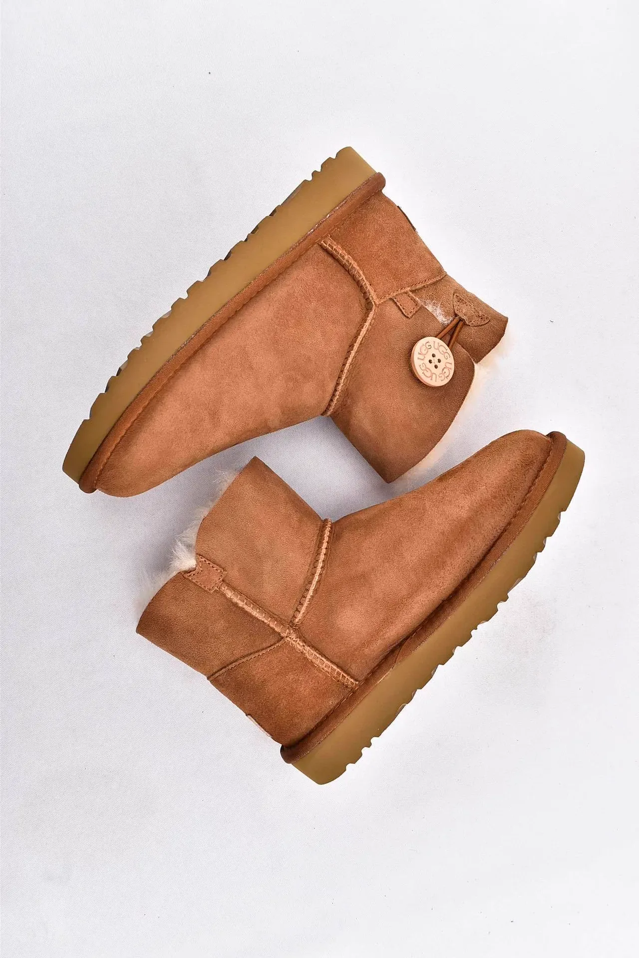 UGG Classic Mini Bottes de Neige en Daim Tan Doublées de Mouton 12