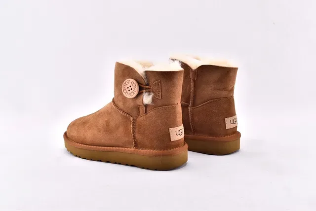 UGG Classic Mini Bottes de Neige en Daim Tan Doublées de Mouton 14