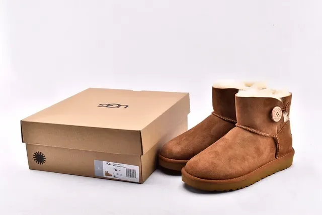 UGG Classic Mini Bottes de Neige en Daim Tan Doublées de Mouton 15
