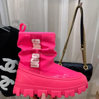 UGG 粉色亮面专利漆面褶皱轴雪靴
