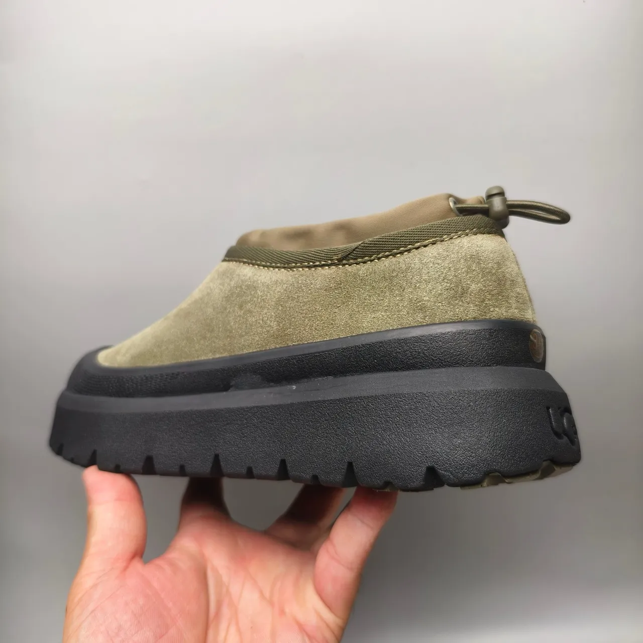 UGG حذاء كاجوال سكيب أون سميك لقطات سول أخضر زيتوني 4