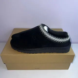 UGG Tasman أحذية منزلية أسود أبيض علوة من جلد الغزال المشابه منسوج حافة مقارنة