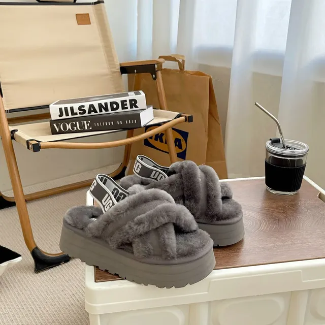 UGG تاسمان نعال منزلية رمادية محببة متقاطعة منصة 2