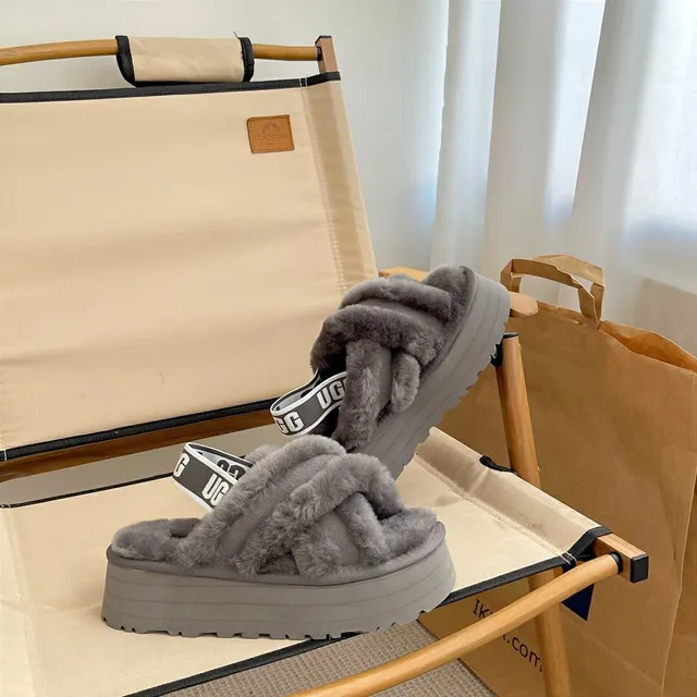 UGG تاسمان نعال منزلية رمادية محببة متقاطعة منصة 4