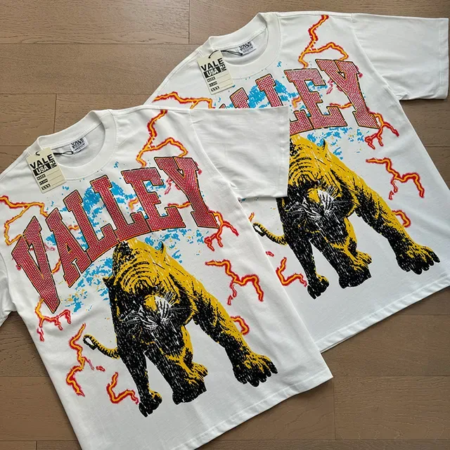 Camiseta blanca con estampado gráfico Vale Forever Valley Tiger 2