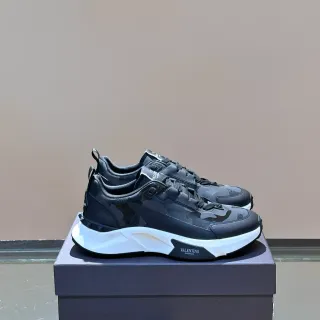 Valentino Zapatillas Chunky Negras y Blancas con Camuflaje en la Parte Superior y Suela Esculpida