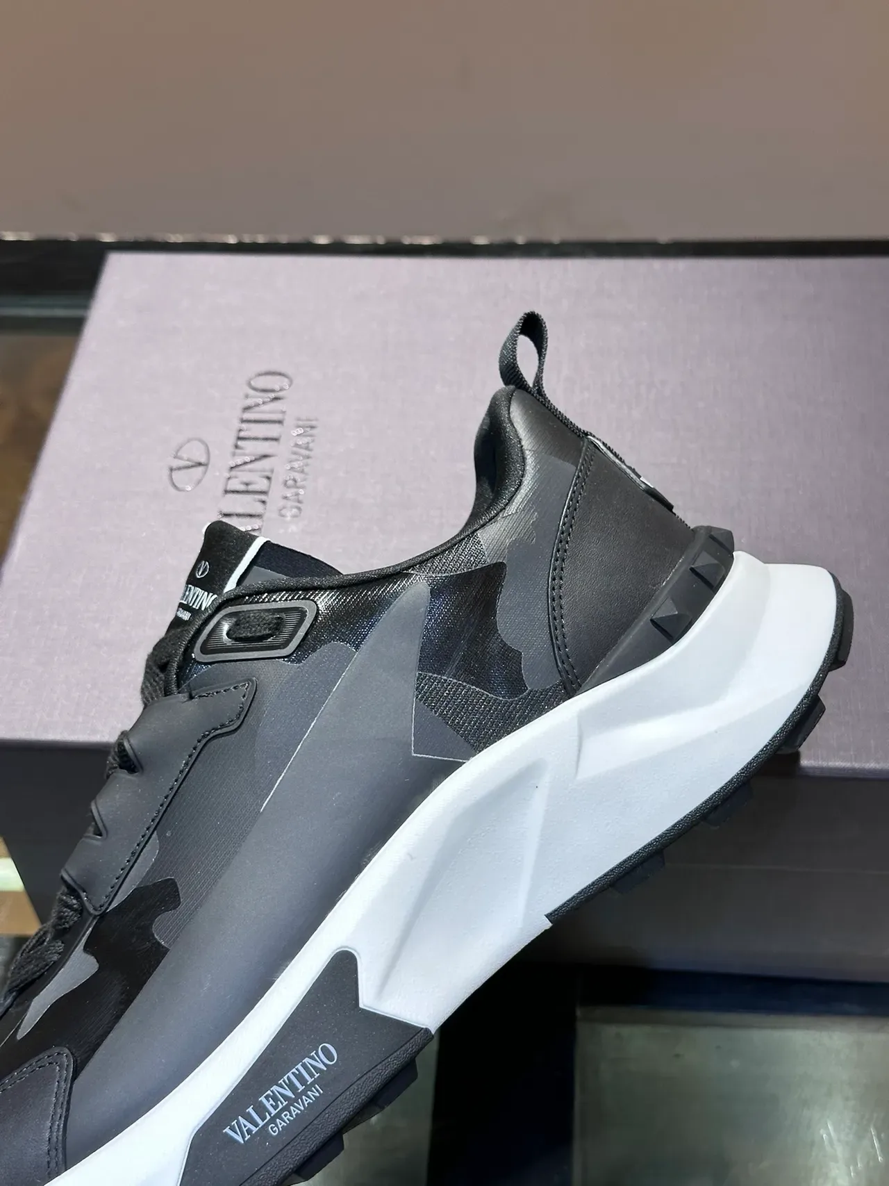 Valentino Tênis Chunky Pretos Brancos com Camuflagem no Upper e Solado Esculpido 4