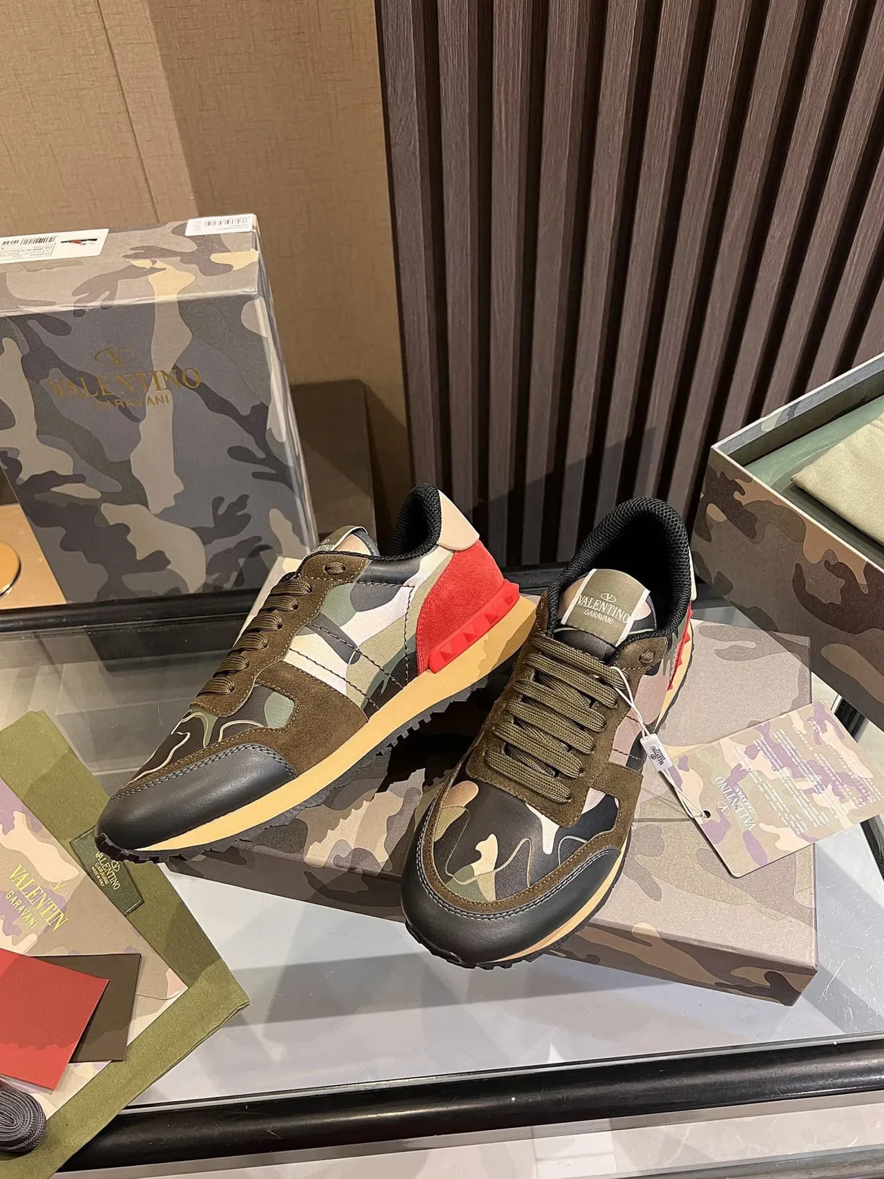 Valentino camouflage-print daim et maille sneakers lifestyle 8