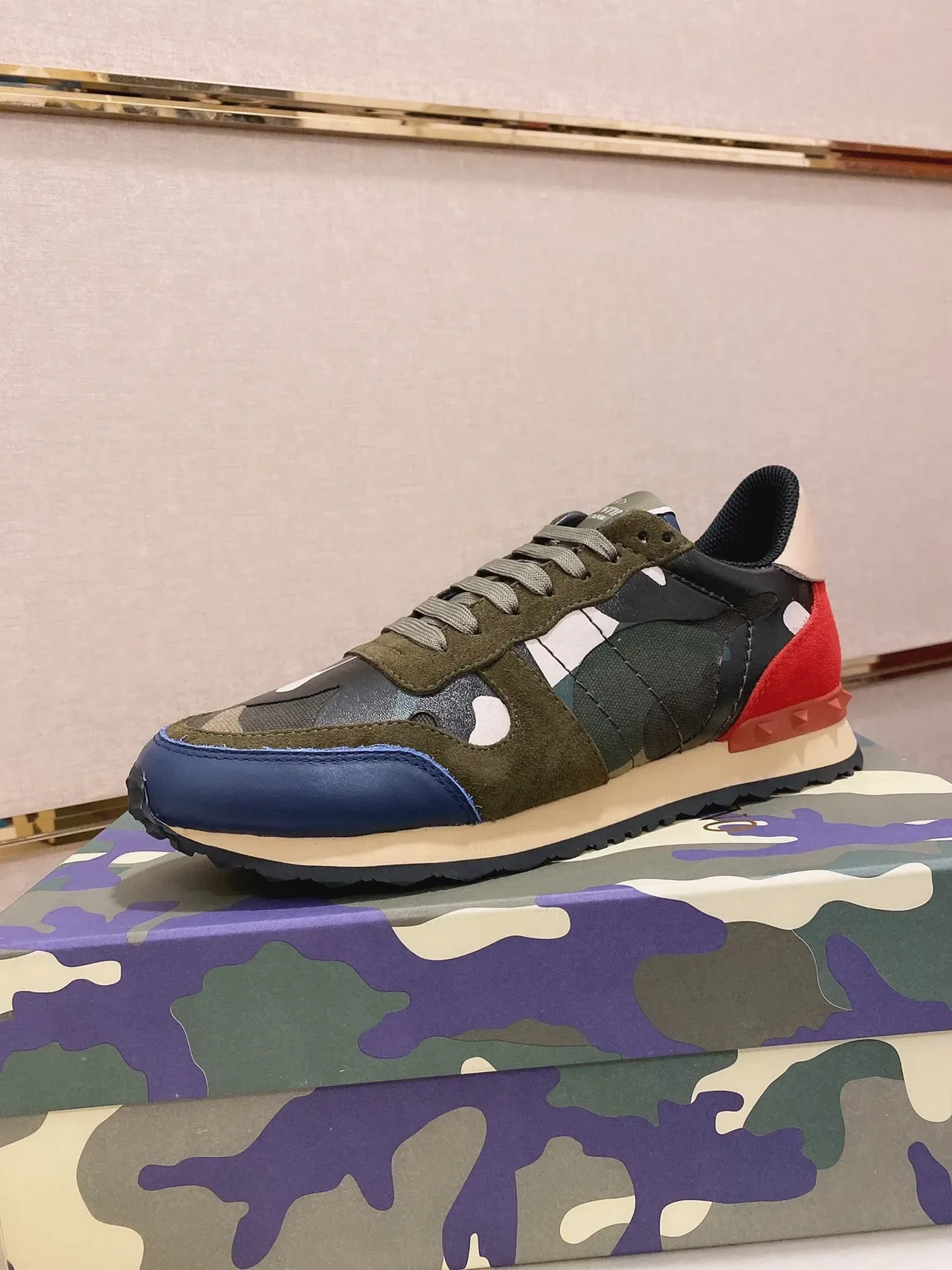 Valentino Sneakers lifestyle multicolores à panneaux de camouflage en suede-mesh hybrid upper 1