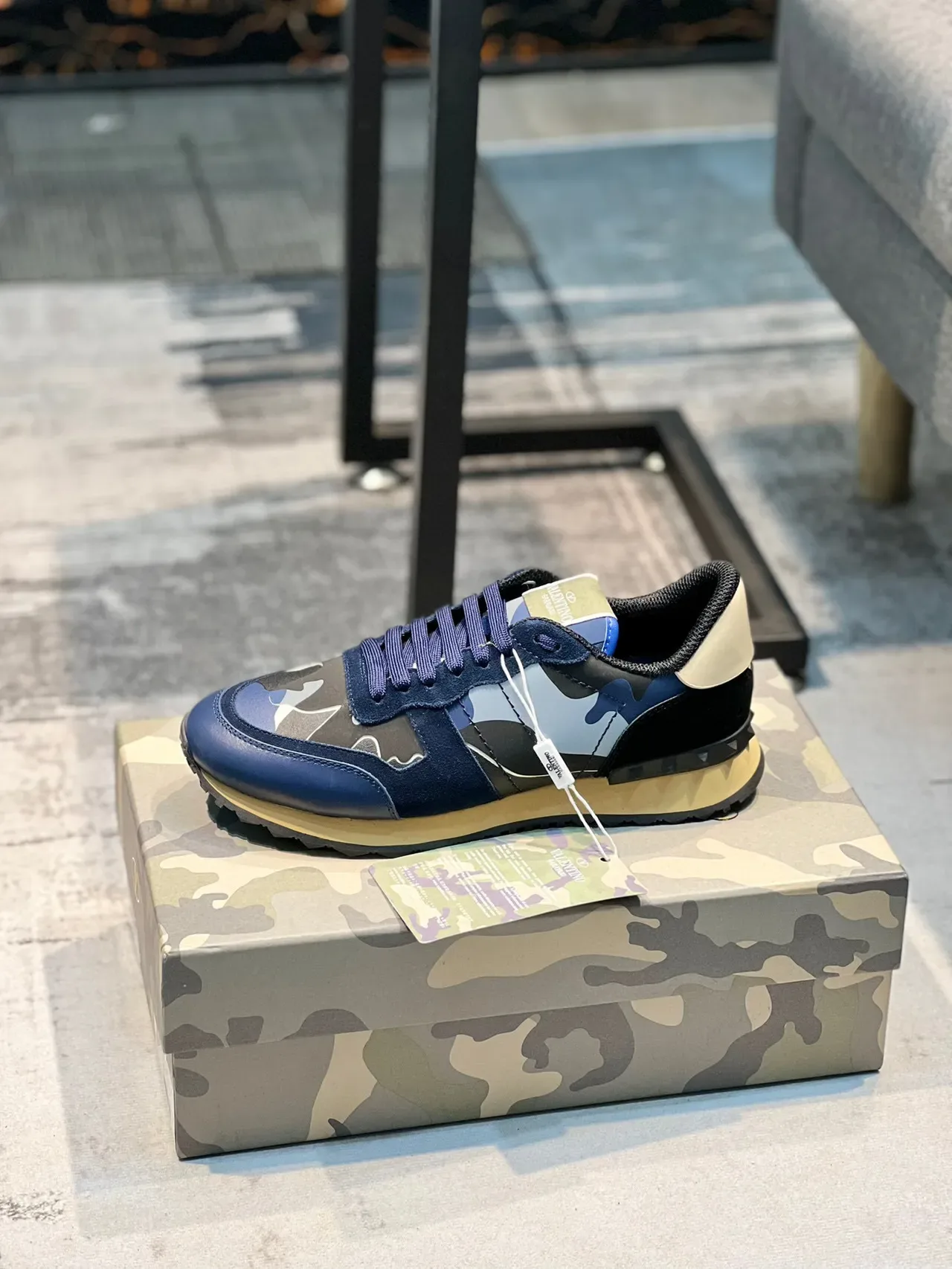 Valentino Navy Sneakers Lifestyle avec panneaux de camouflage multicolore en cuir sur la pointe du doigt 1