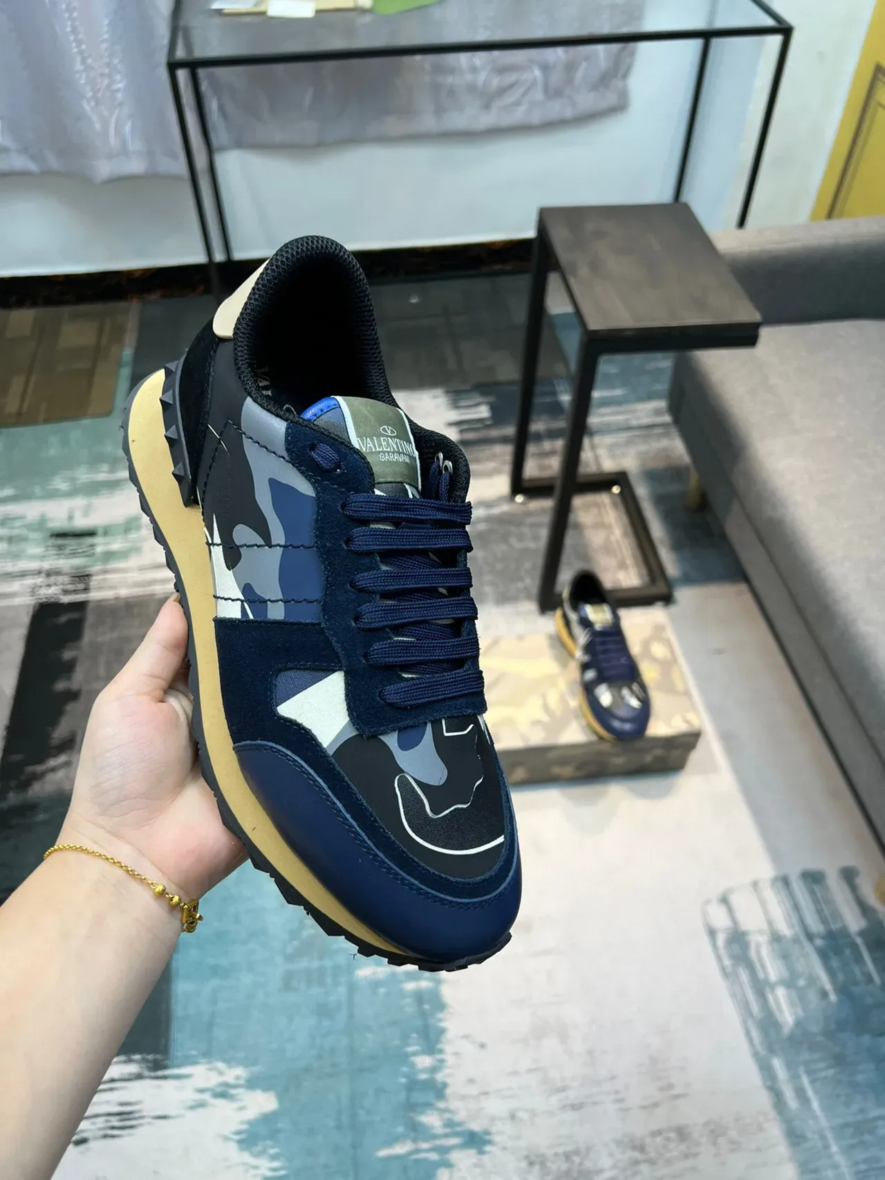 Valentino Navy Sneakers Lifestyle avec panneaux de camouflage multicolore en cuir sur la pointe du doigt 6