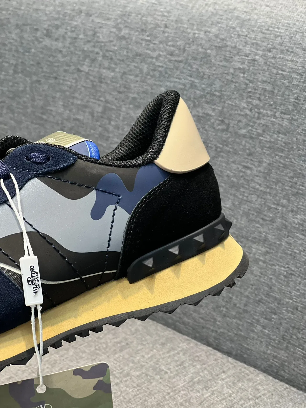 Valentino Navy Sneakers Lifestyle avec panneaux de camouflage multicolore en cuir sur la pointe du doigt 8