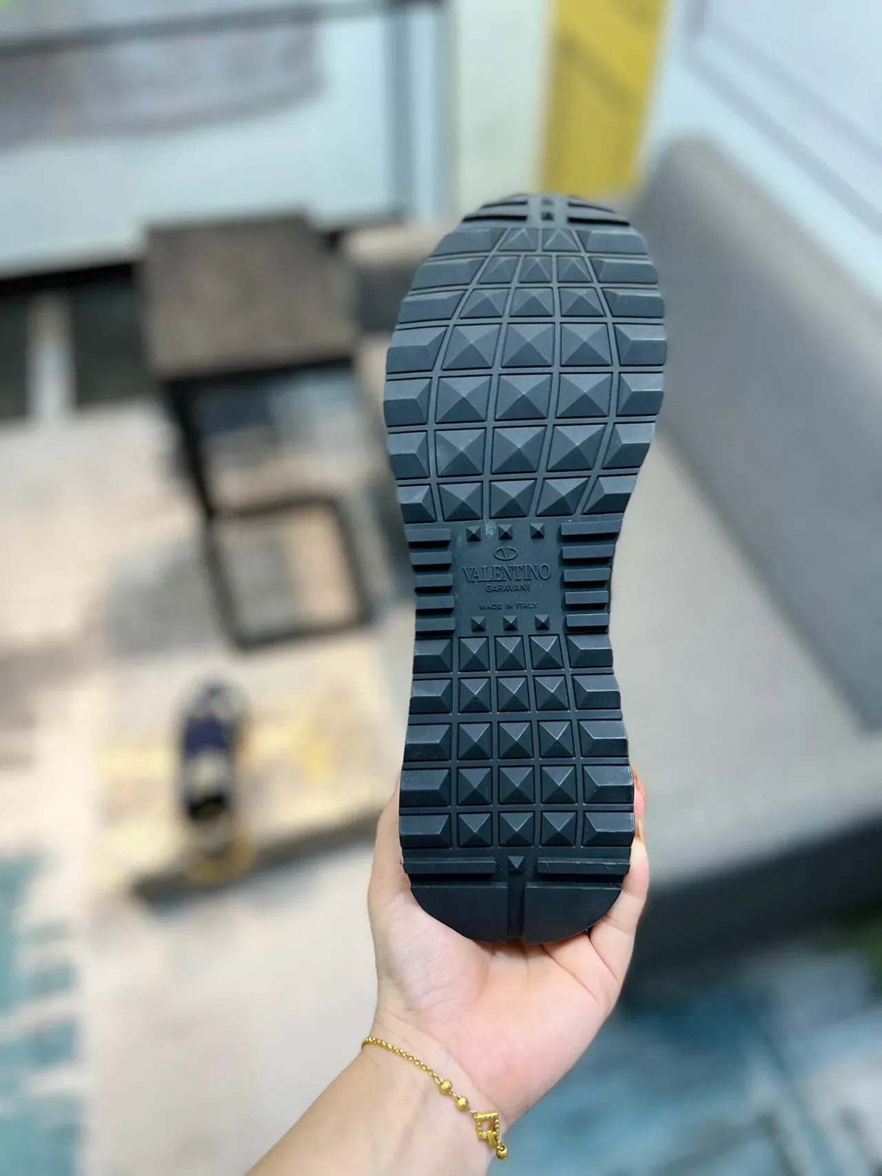 Valentino Navy Sneakers Lifestyle avec panneaux de camouflage multicolore en cuir sur la pointe du doigt 9