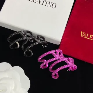 Valentino أقراط وردية وسوداء حلزونية متعددة الحلقات Pavé متزينة بالكريستال