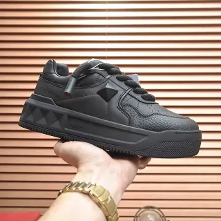 Valentino Rockstud Sneakers Lifestyle Negro con Stud Pirámide