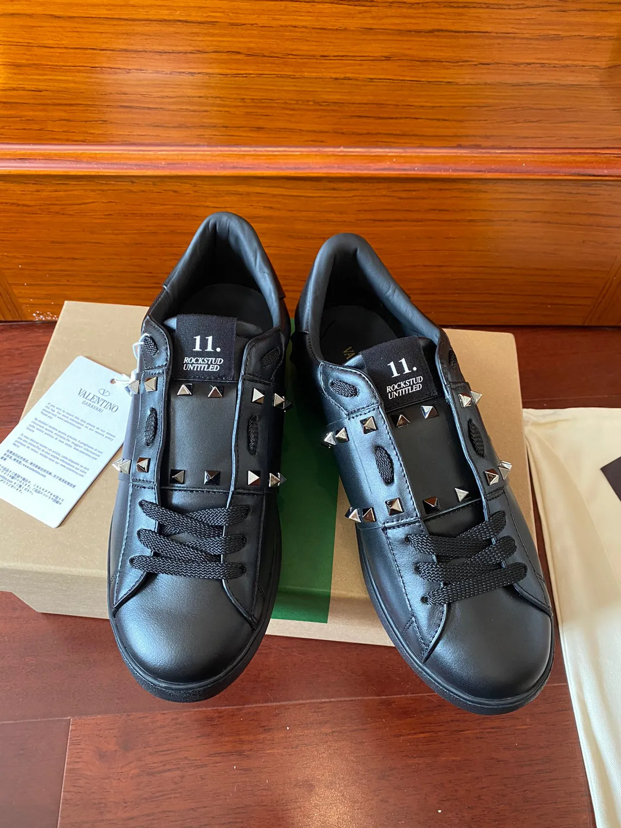 Valentino Rockstud Tênis Lifestyle de Couro Preto com Studs 2