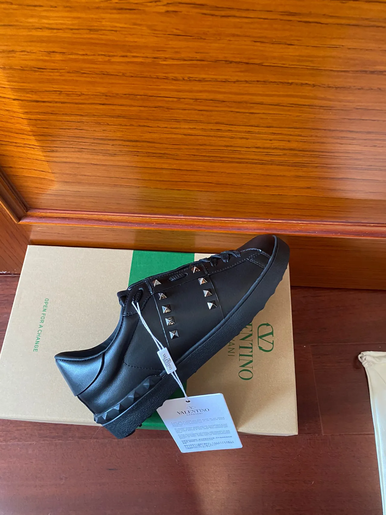 Valentino Rockstud Tênis Lifestyle de Couro Preto com Studs 4