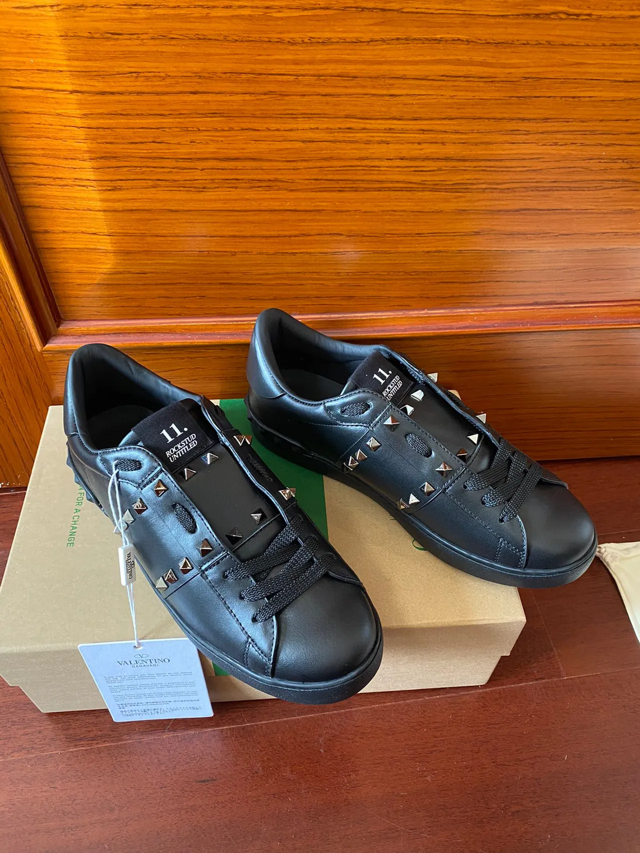 Valentino Rockstud Tênis Lifestyle de Couro Preto com Studs 5