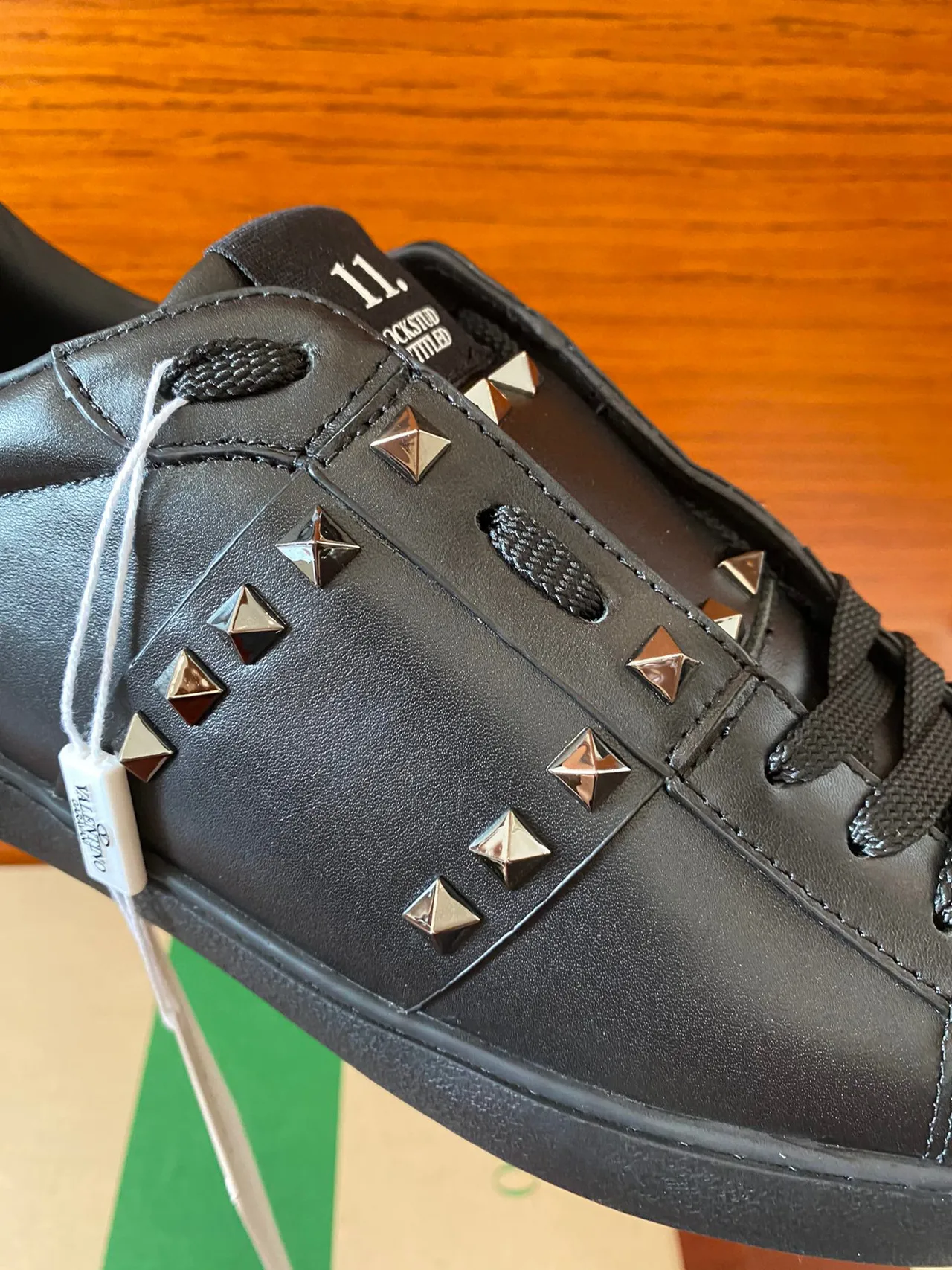 Valentino Rockstud Tênis Lifestyle de Couro Preto com Studs 6