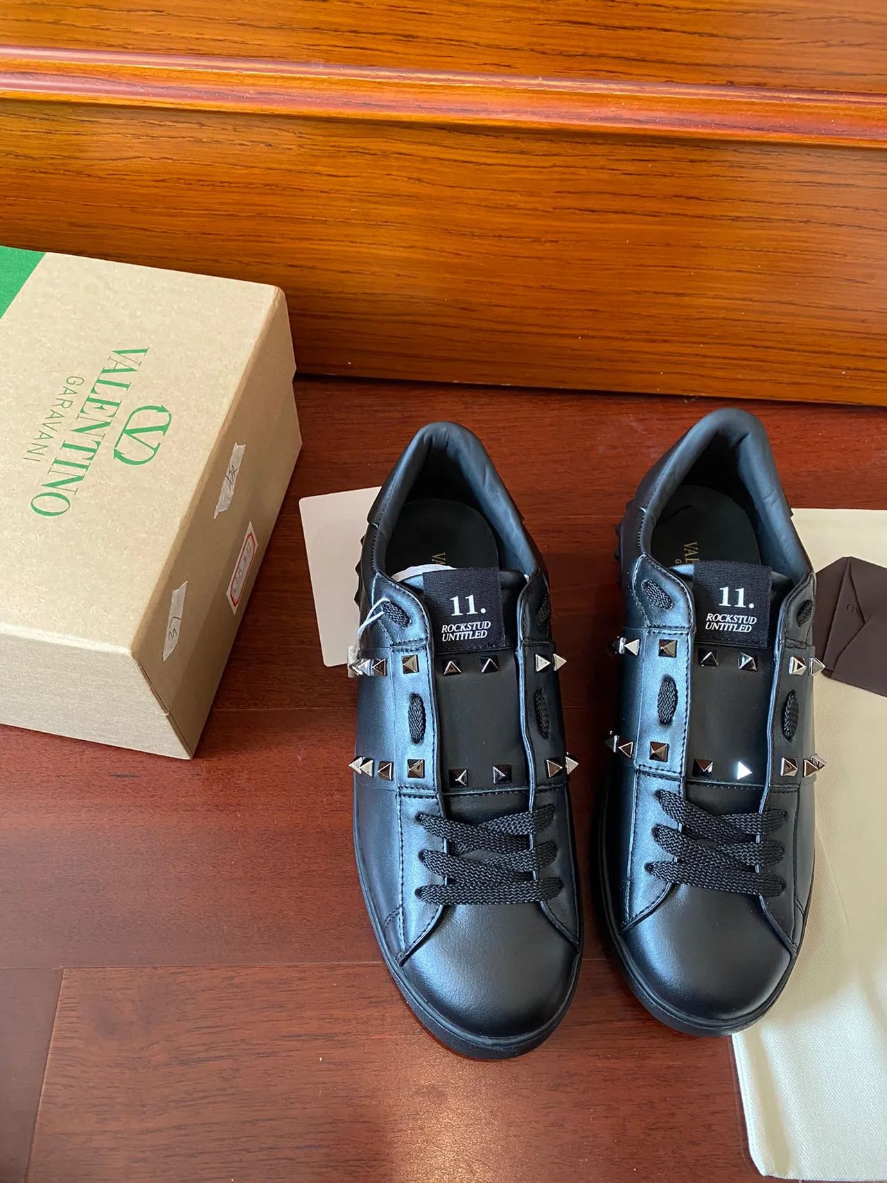 Valentino Rockstud Tênis Lifestyle de Couro Preto com Studs 8
