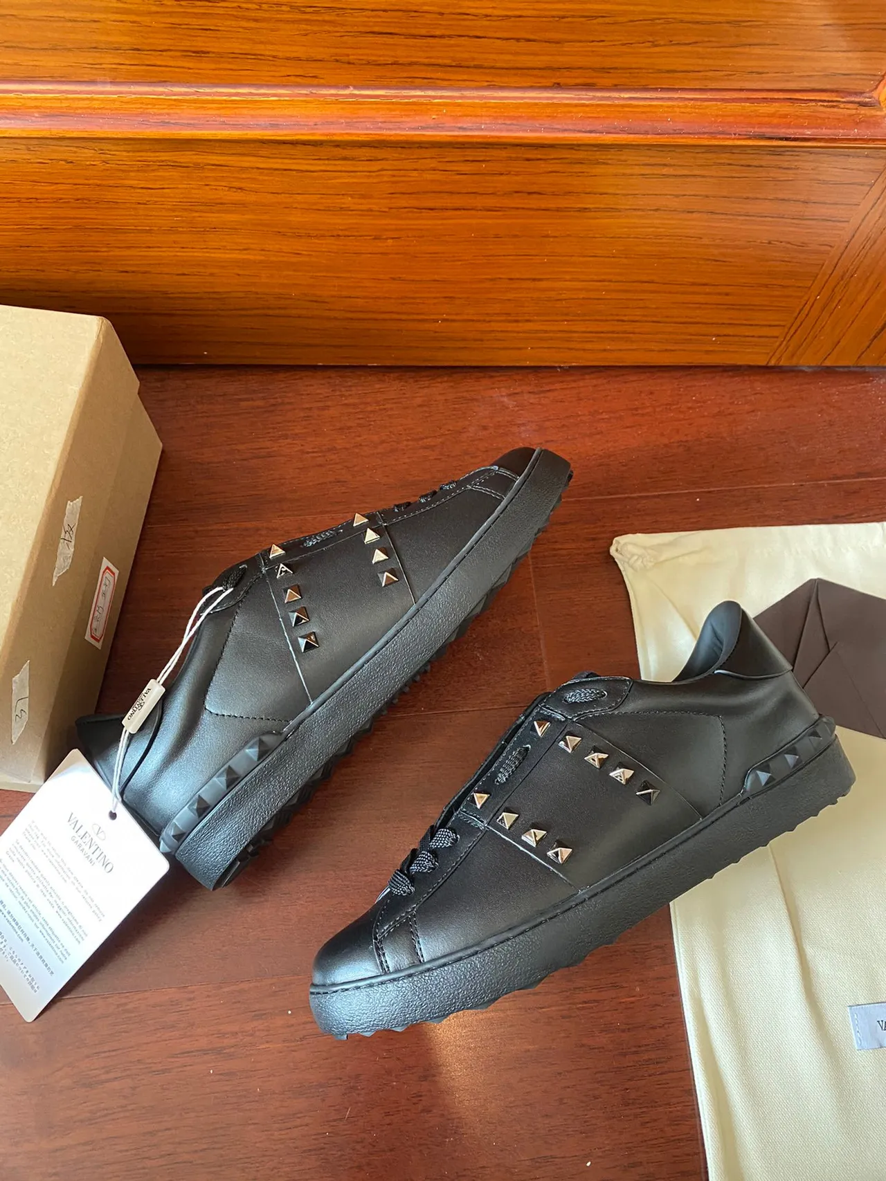 Valentino Rockstud Tênis Lifestyle de Couro Preto com Studs 9