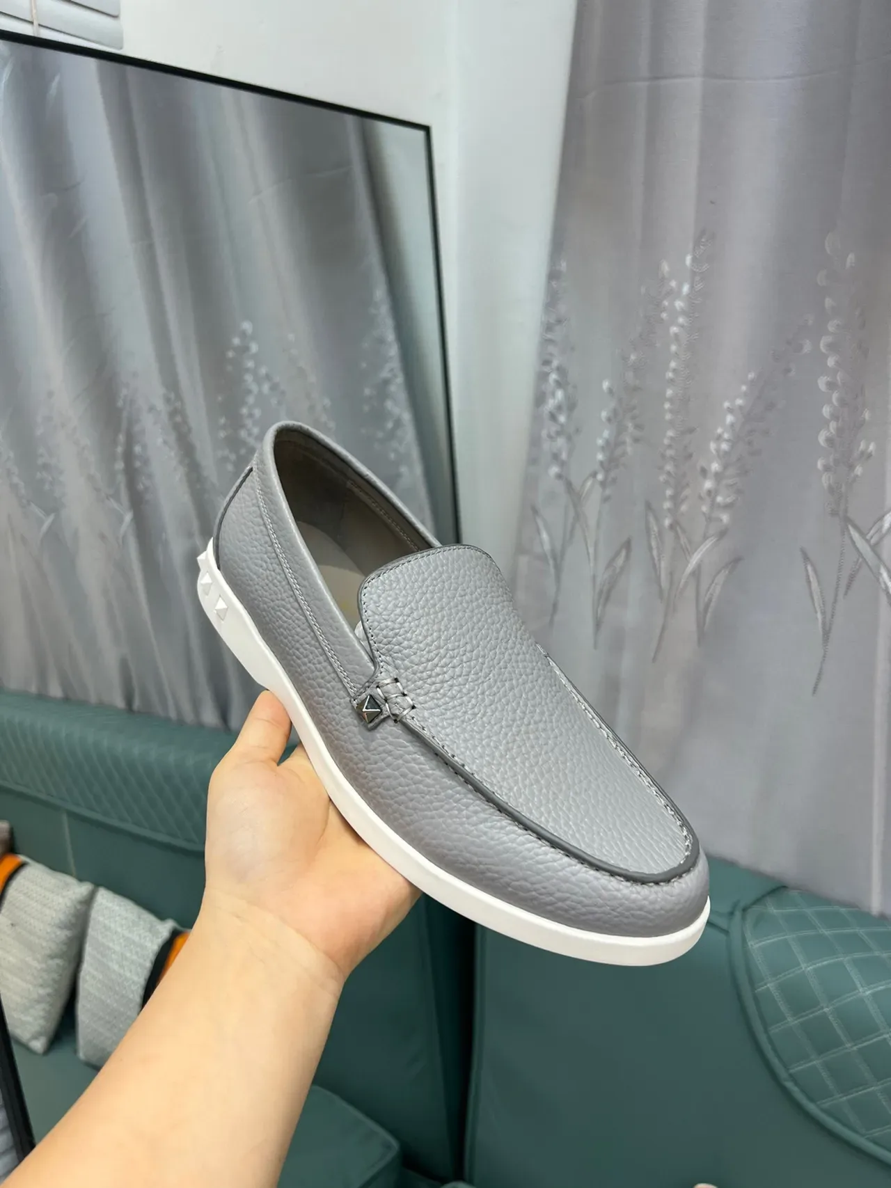 Valentino Rockstud Mocassin Cuir Grainé Gris Clair Slip-On 2
