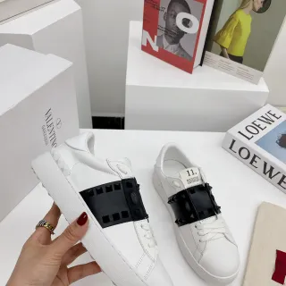 Valentino Rockstud Untitled حذاء أبيض وأسود لايف ستايل بستادات