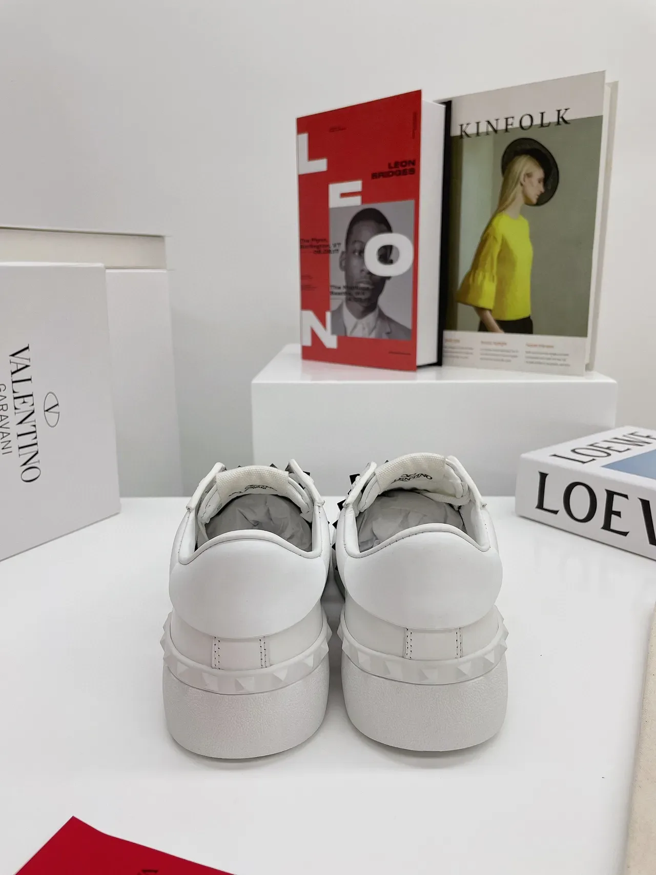 Valentino Rockstud Untitled sneakers lifestyle blanc et noir avec studs 3