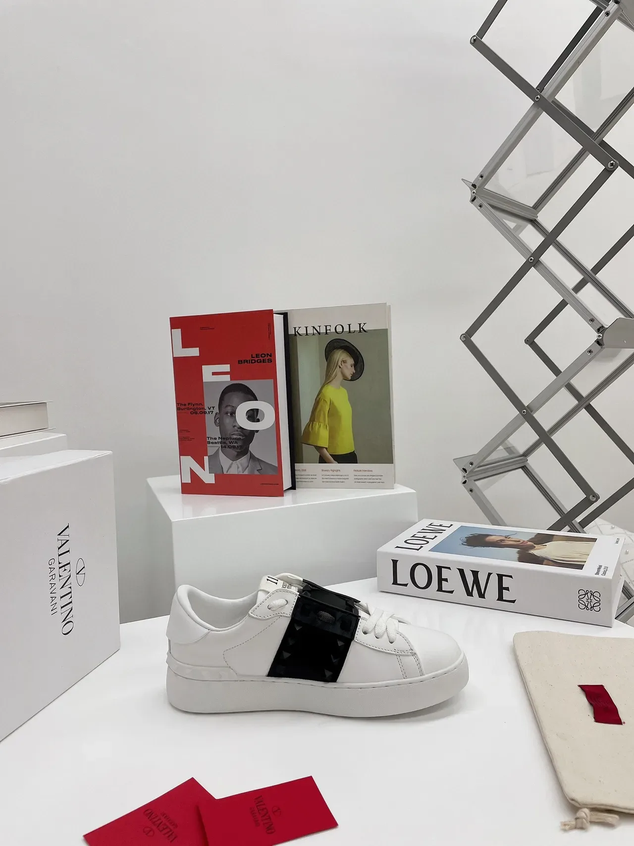 Valentino Rockstud Untitled sneakers lifestyle blanc et noir avec studs 4
