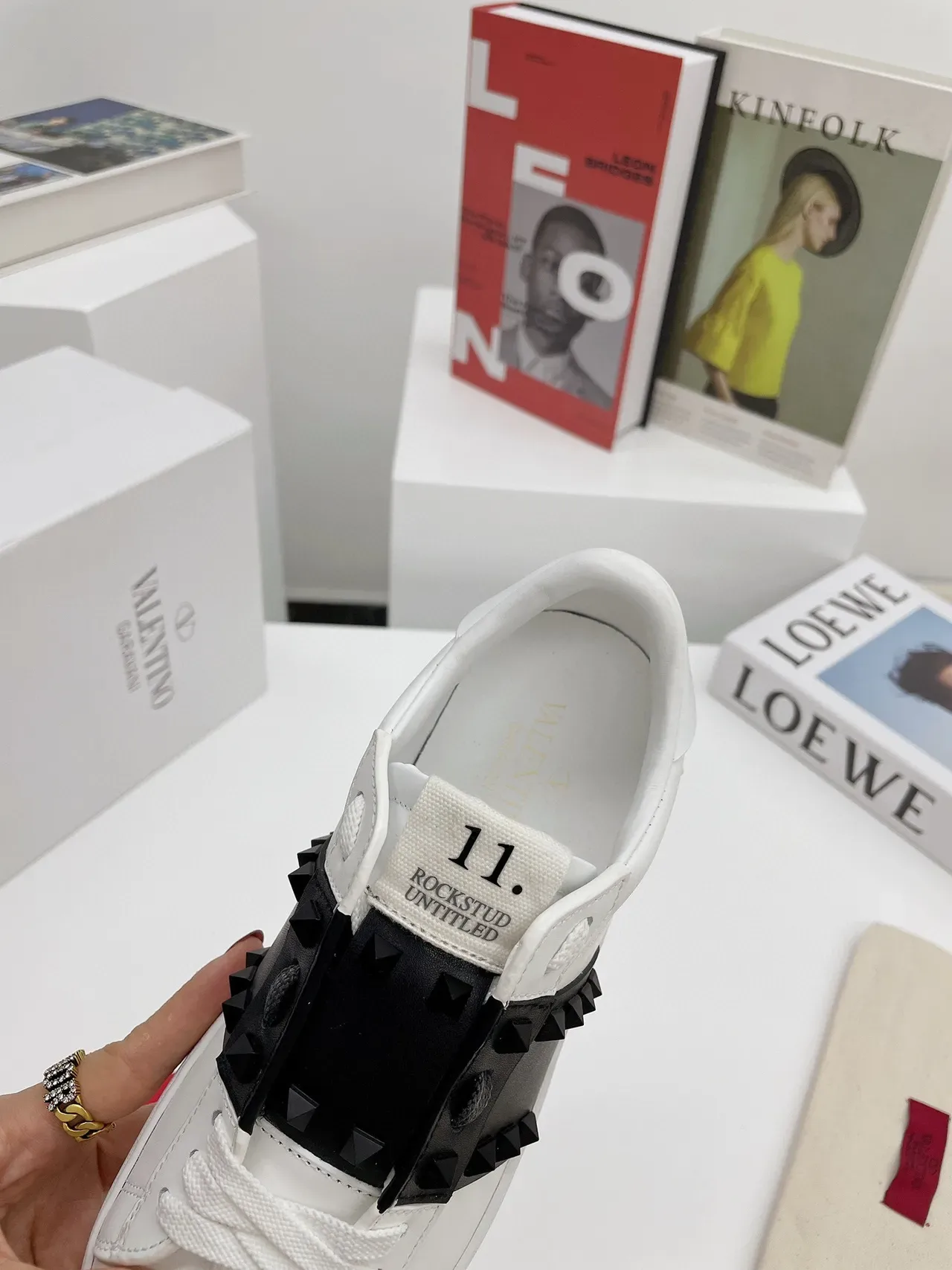 Valentino Rockstud Untitled sneakers lifestyle blanc et noir avec studs 5
