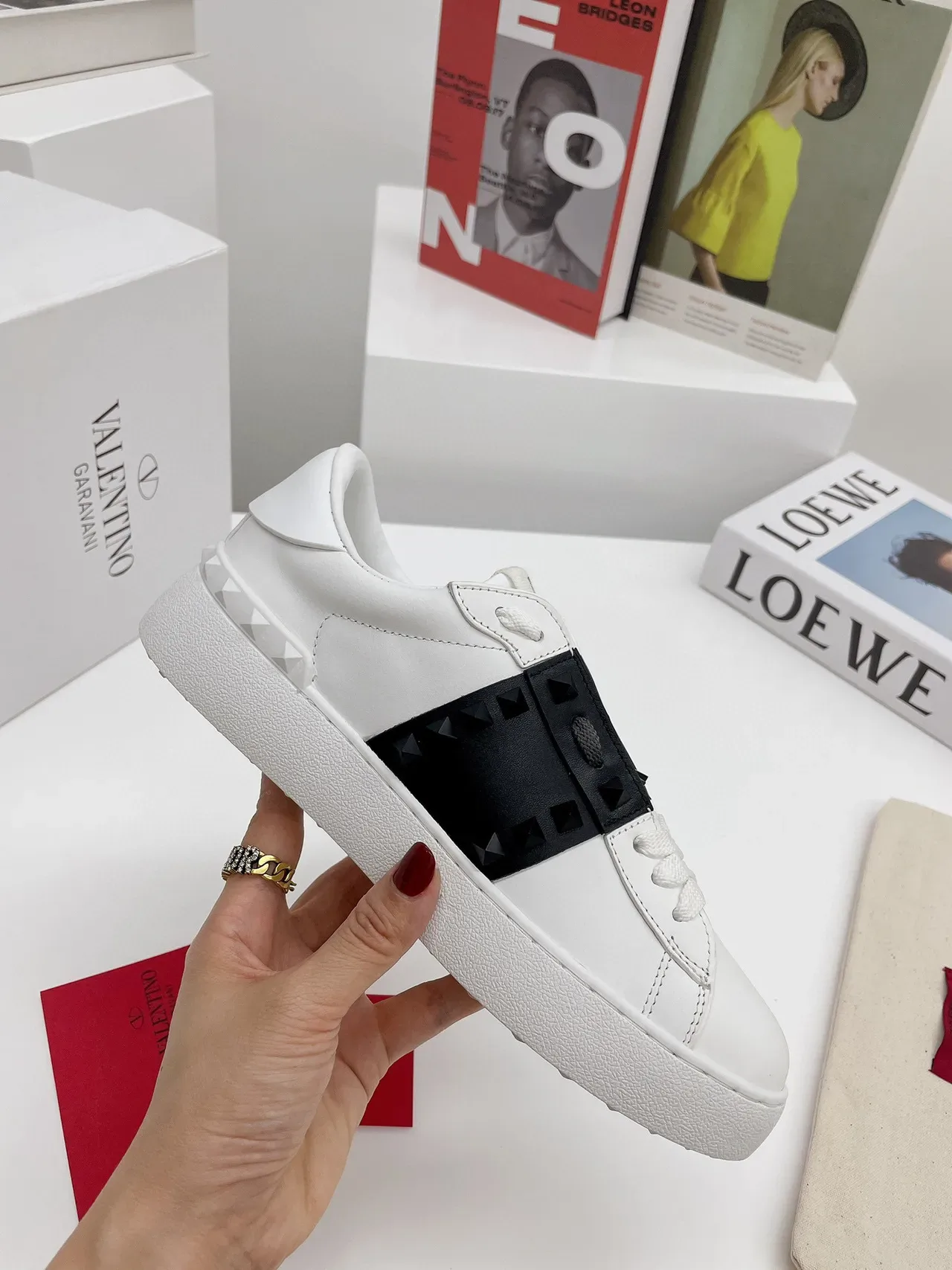 Valentino Rockstud Untitled sneakers lifestyle blanc et noir avec studs 6