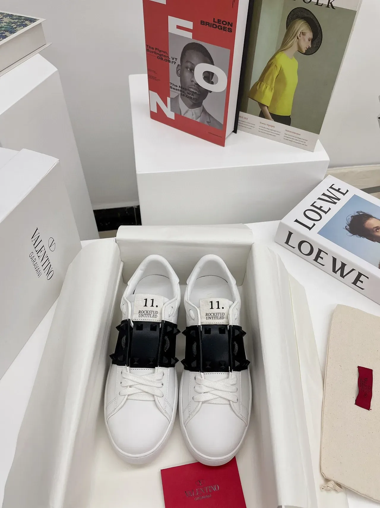 Valentino Rockstud Untitled sneakers lifestyle blanc et noir avec studs 7