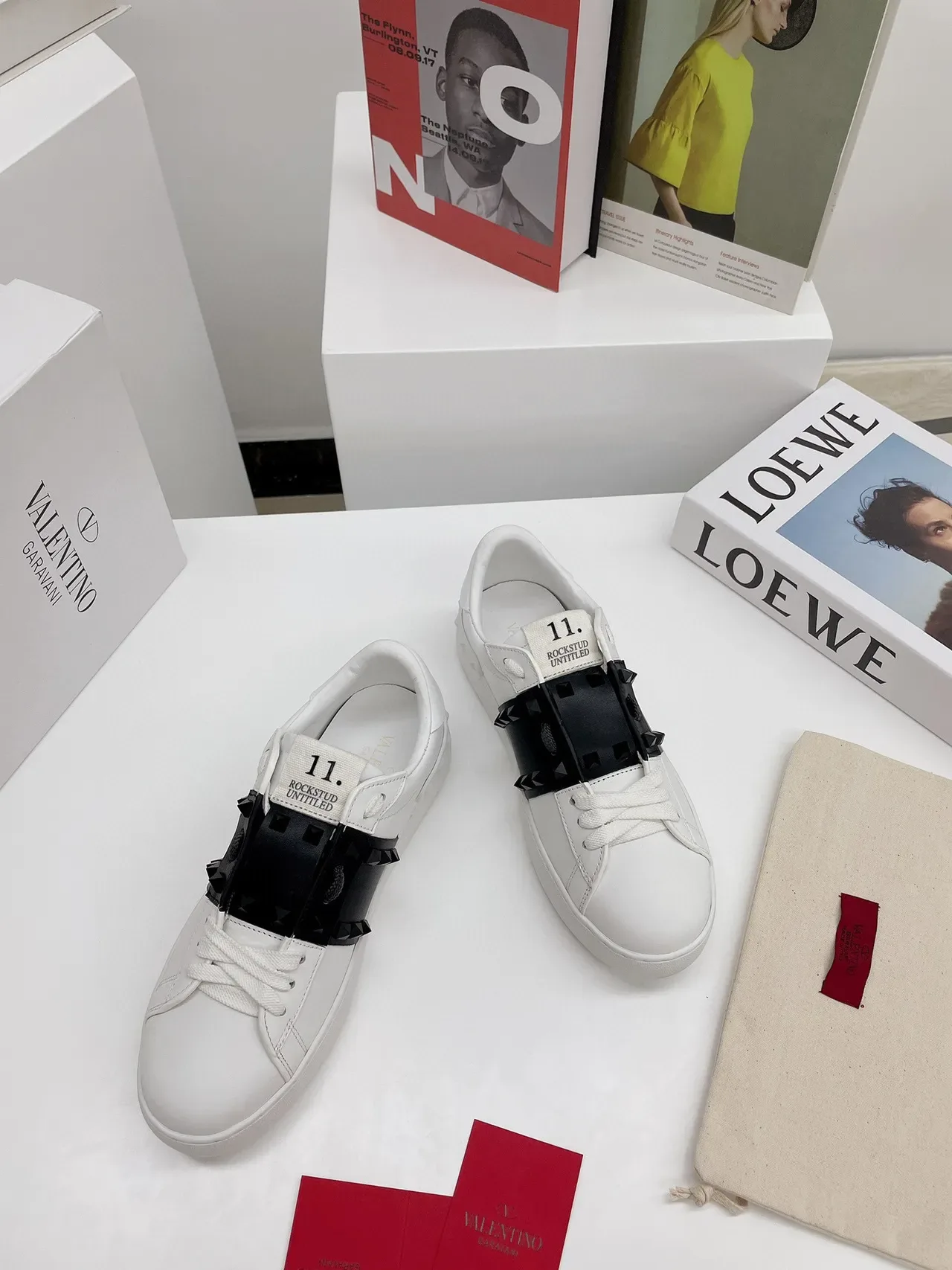 Valentino Rockstud Untitled sneakers lifestyle blanc et noir avec studs 8