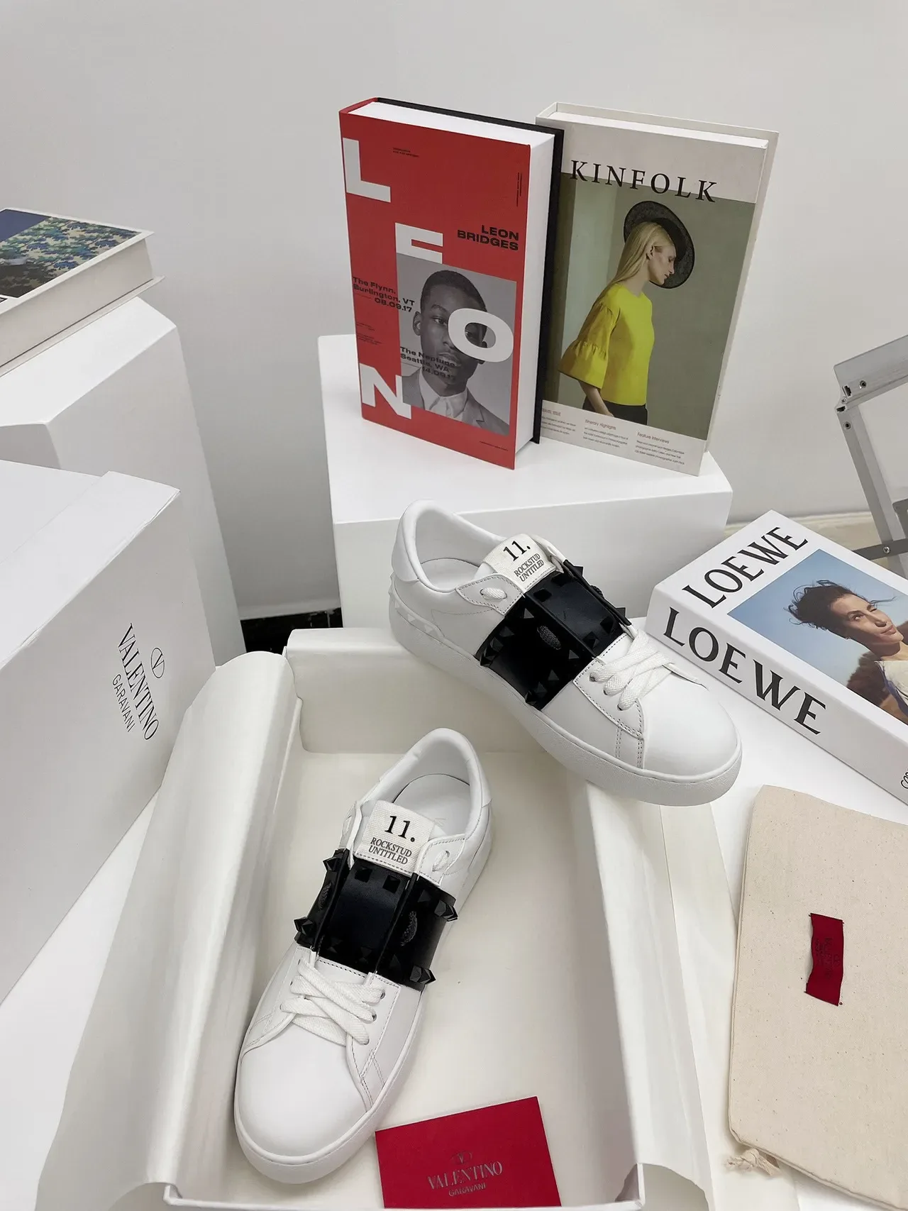 Valentino Rockstud Untitled sneakers lifestyle blanc et noir avec studs 9