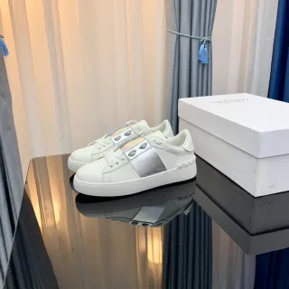 Valentino Rockstud Zapatos Lifestyle con Correa Blanca y Plateada Metálica