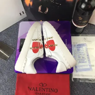 Valentino Rockstud 白色皮革红色爱心饰钉生活方式运动鞋