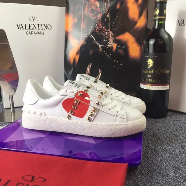 Valentino Rockstud chaussures lifestyle en cuir blanc avec clous de coeur rouge 2