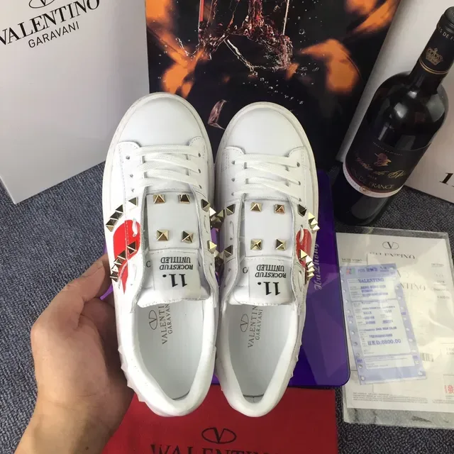 Valentino Rockstud chaussures lifestyle en cuir blanc avec clous de coeur rouge 3