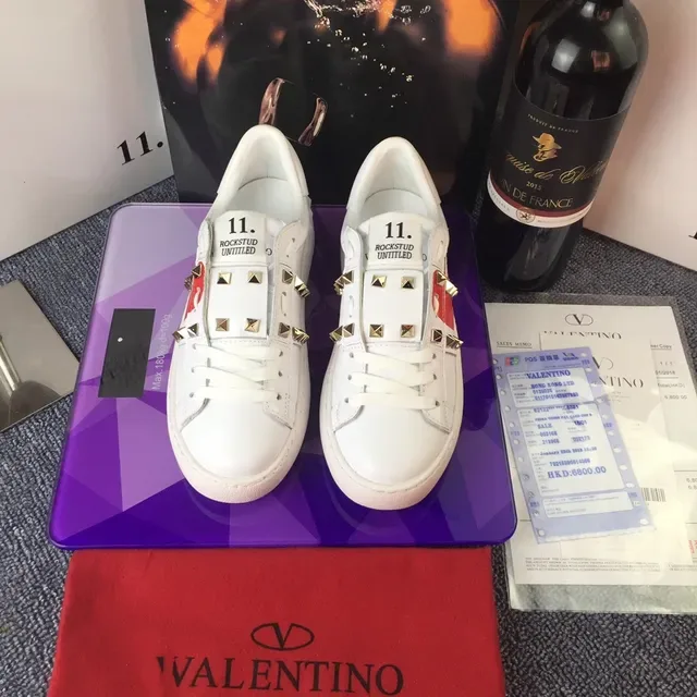 Valentino Rockstud chaussures lifestyle en cuir blanc avec clous de coeur rouge 4