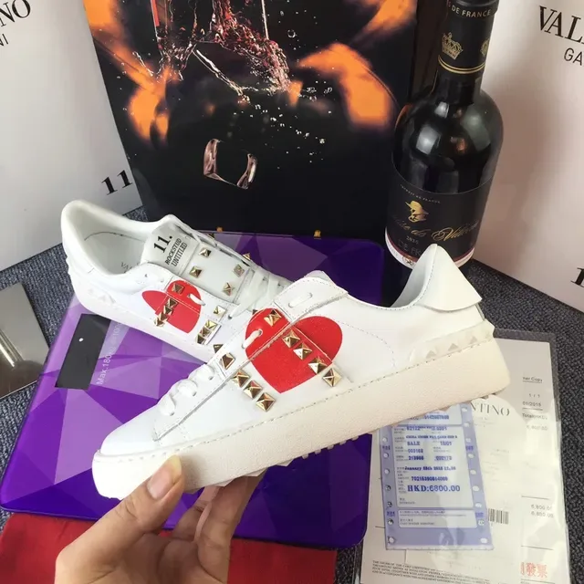 Valentino Rockstud chaussures lifestyle en cuir blanc avec clous de coeur rouge 5