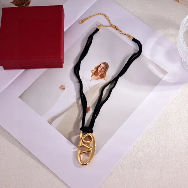 Collier Valentino VLogo Pendentif Chaîne Corde Tordue Or Noir 3