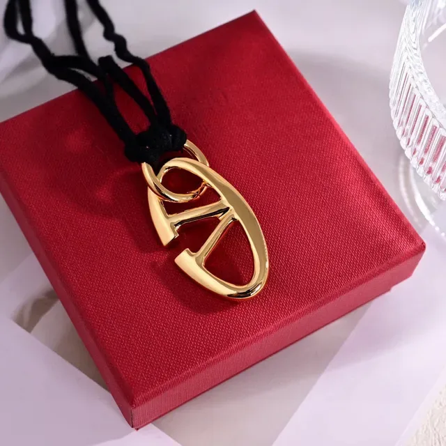 Collier Valentino VLogo Pendentif Chaîne Corde Tordue Or Noir 4