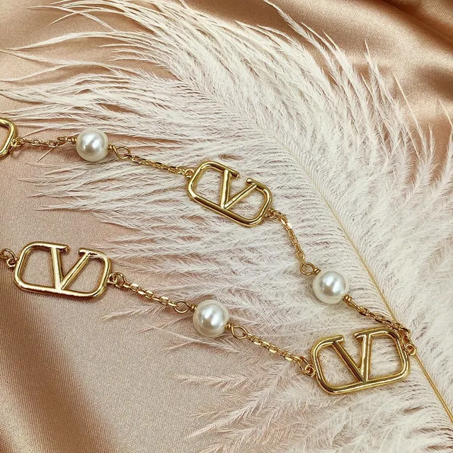 Valentino VLogo Collier de perles Chaîne dorée blanche Chaîne Motifs ouverts Collier 2