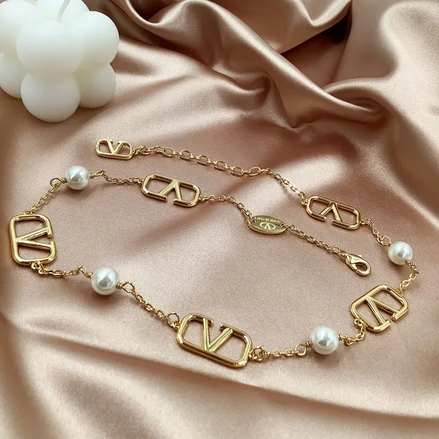 Valentino VLogo Collier de perles Chaîne dorée blanche Chaîne Motifs ouverts Collier 3